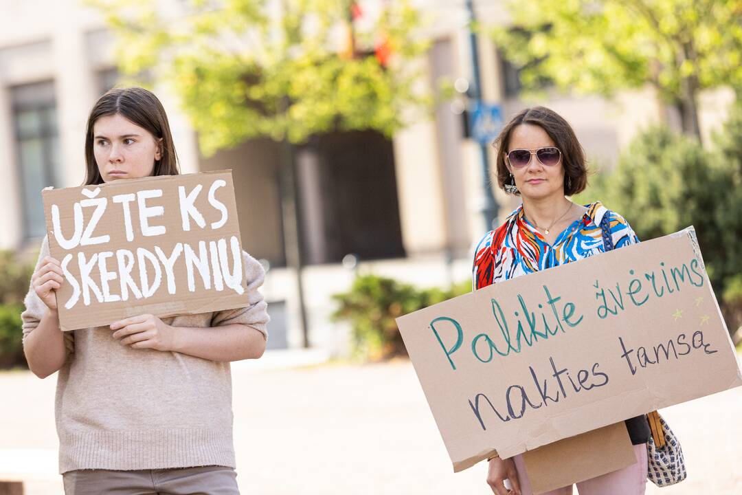 Protestas prieš naktinių taikiklių įteisinimą medžioklėje