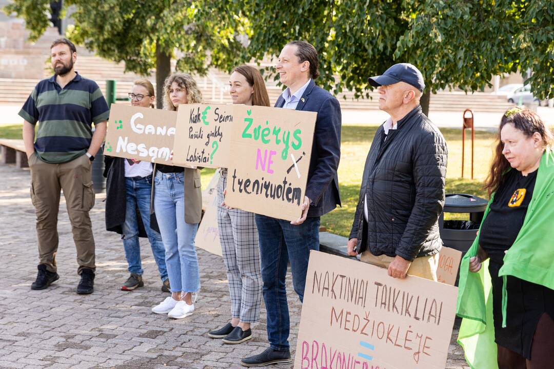 Protestas prieš naktinių taikiklių įteisinimą medžioklėje