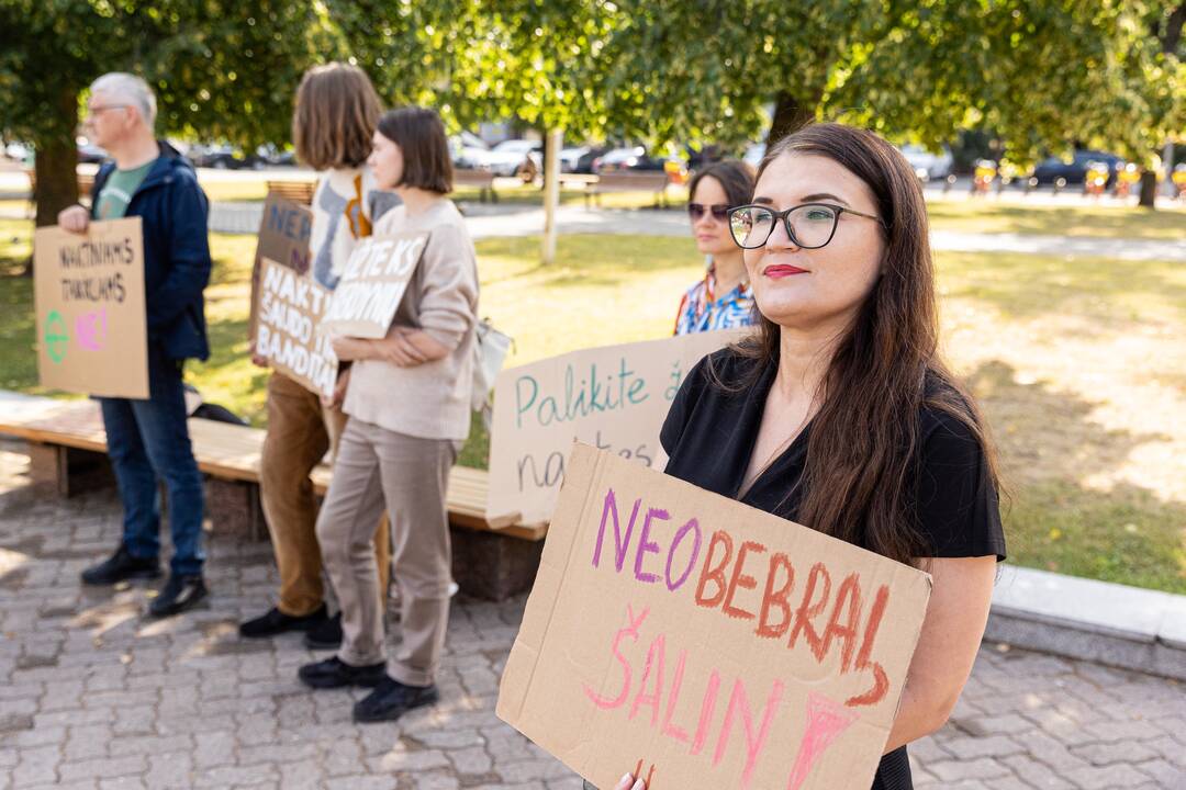 Protestas prieš naktinių taikiklių įteisinimą medžioklėje