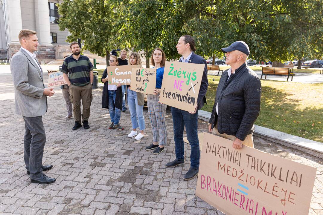 Protestas prieš naktinių taikiklių įteisinimą medžioklėje