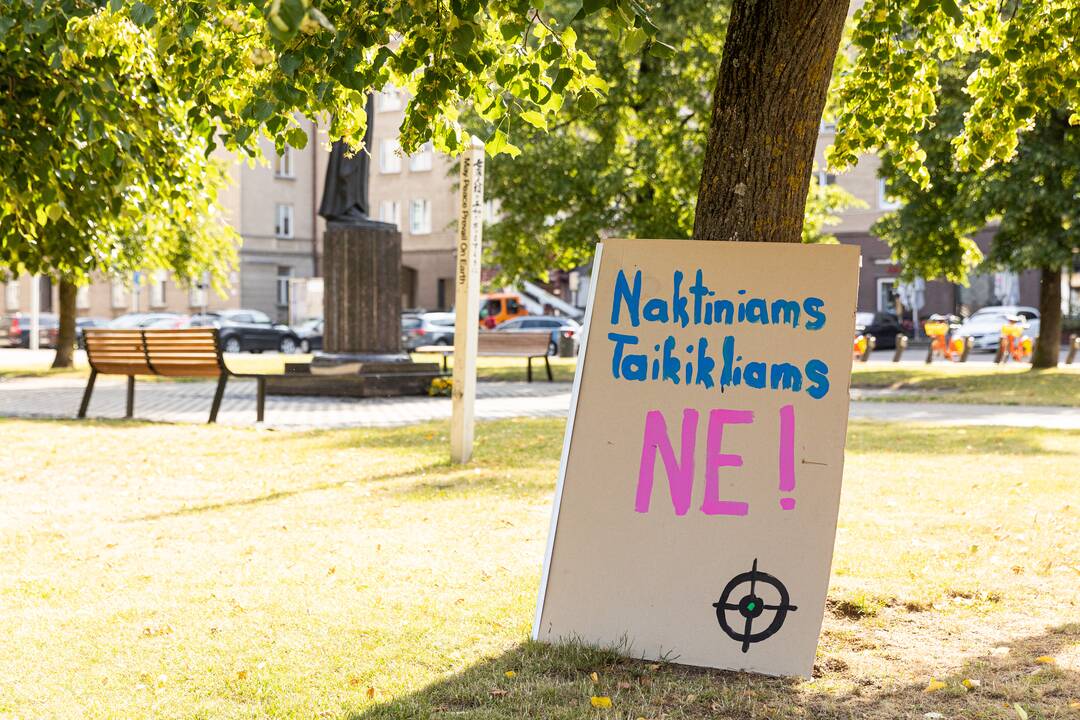 Protestas prieš naktinių taikiklių įteisinimą medžioklėje