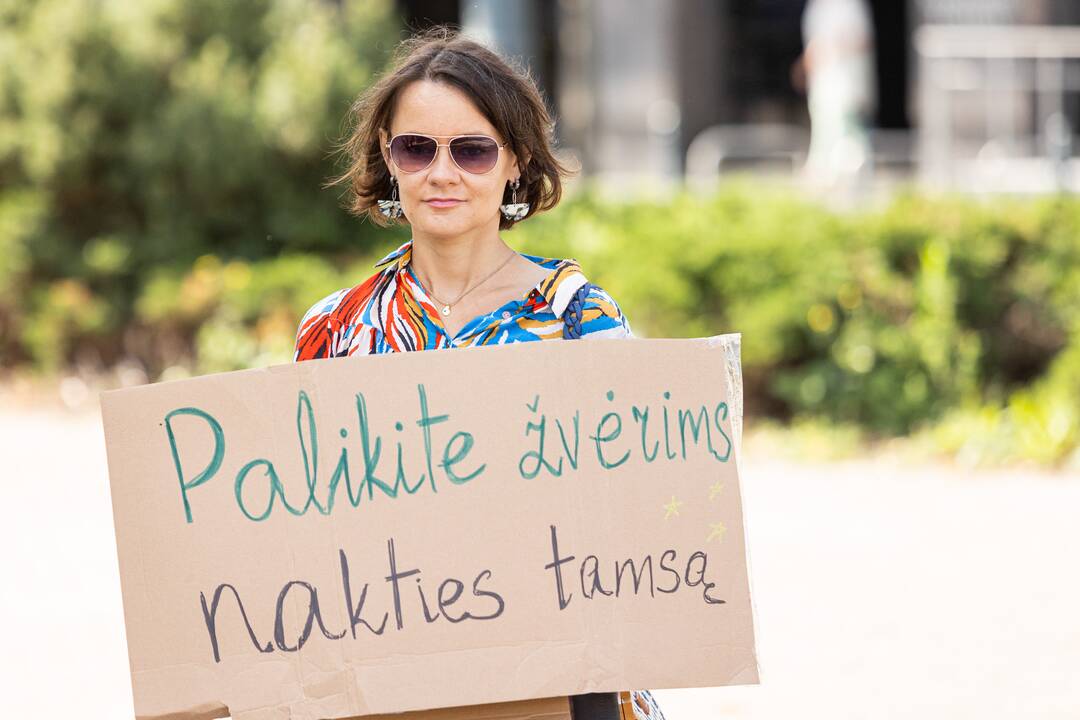 Protestas prieš naktinių taikiklių įteisinimą medžioklėje