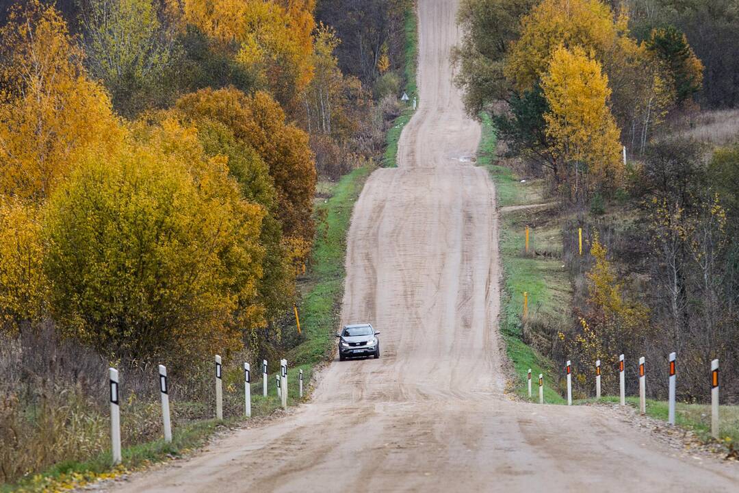 Ministras Seime aiškinsis, kodėl vėluoja žvyrkelių asfaltavimas