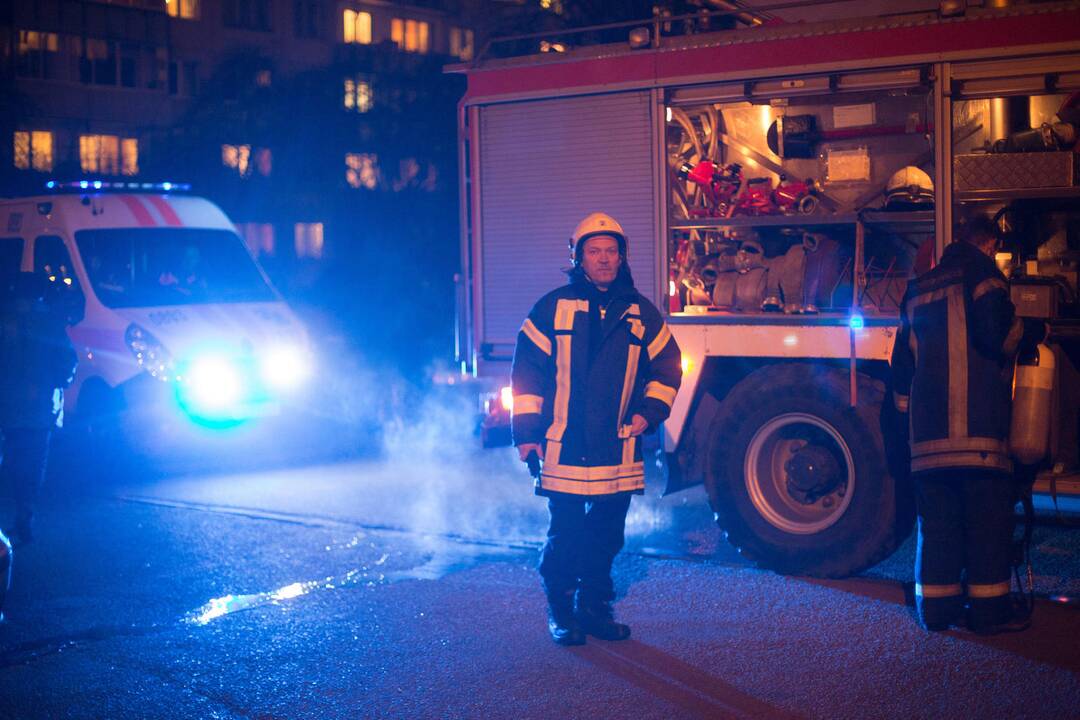 Nakties gaisras daugiabutyje: nelaimę prišaukė perkrautas ilginamasis laidas   