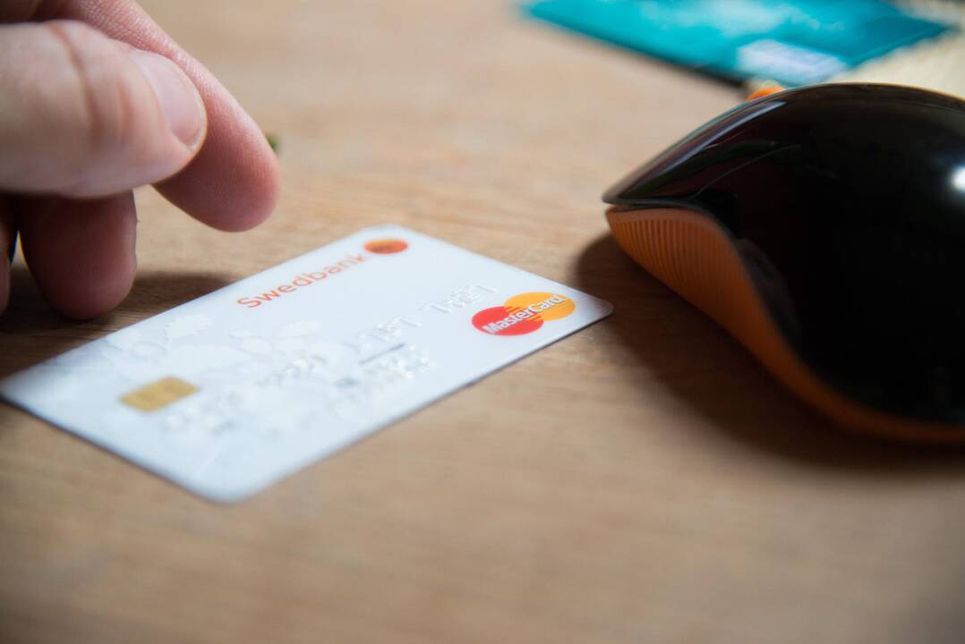 „Swedbank“ mažina kodų kortele tvirtinamų pavedimų limitą iki 30 eurų