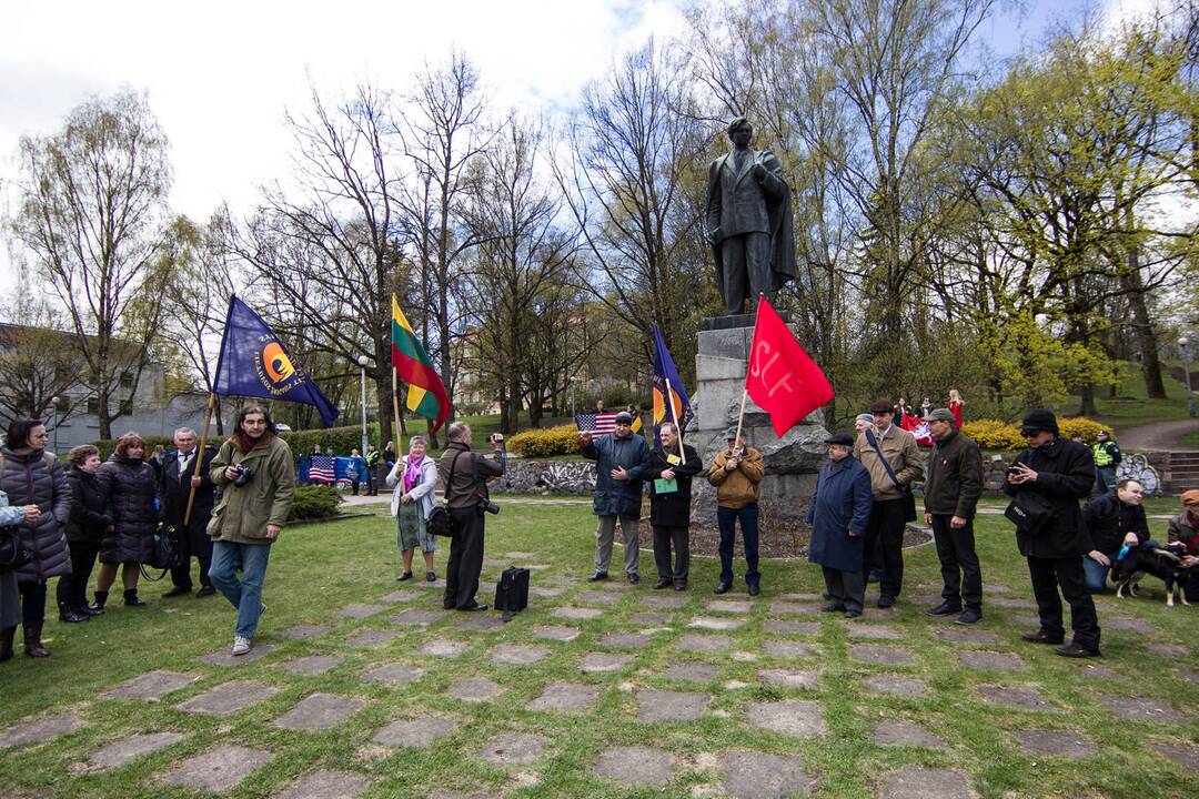 R. Šimašius į raginimą nukelti P. Cvirkos skulptūrą numojo ranka?