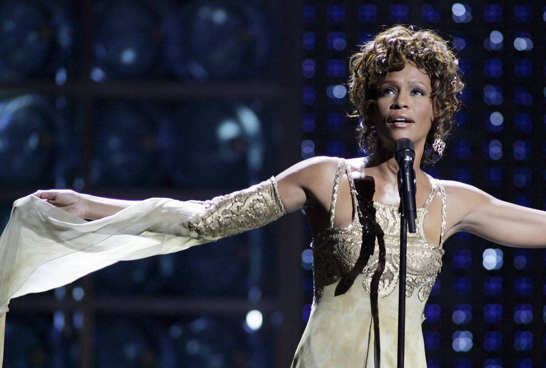 1963 m. gimė JAV popmuzikos dievaitė Whitney Houston. Mirė 2012 m.