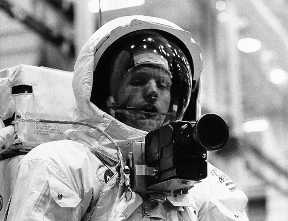 1930 m. gimė JAV astronautas Neilas Armstrongas, pirmasis pasaulyje 1969 metais išlipęs Mėnulyje