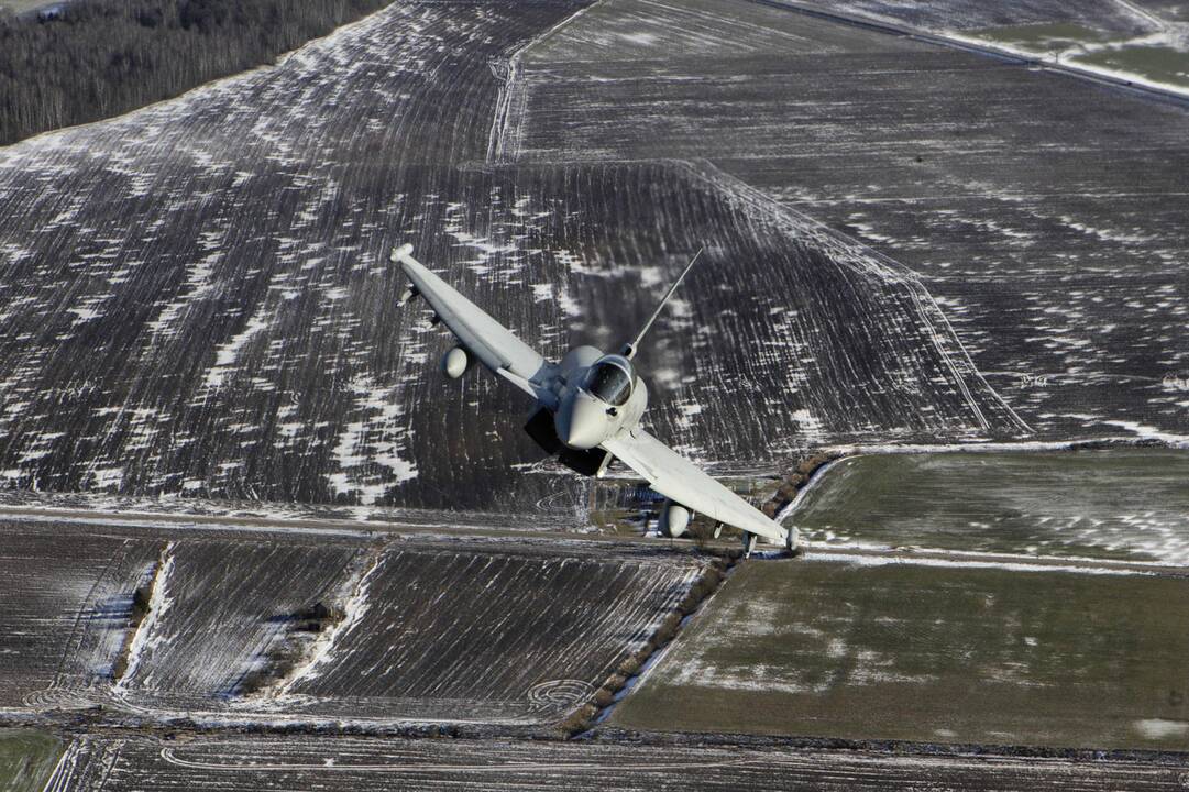 NATO naikintuvai lydėjo ir rusų žvalgybinį orlaivį