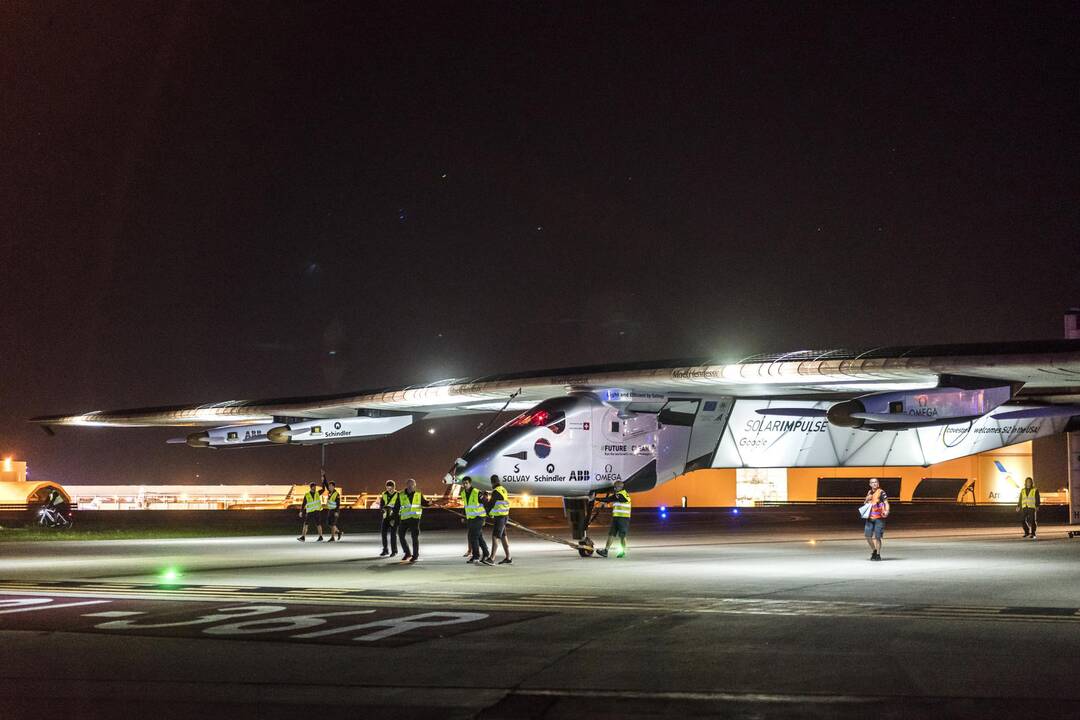 Saulės energija varomas „Solar Impulse 2“ pakilo iš Oklahomos