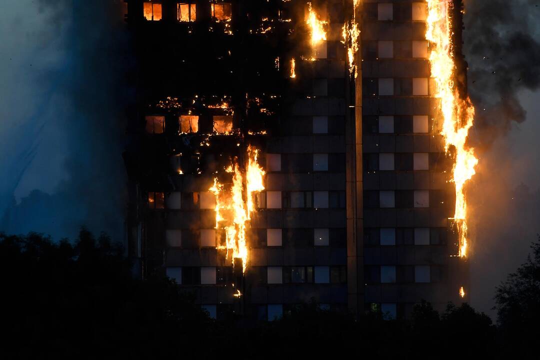 Per gaisrą Londono daugiabutyje žuvo 79 žmonės