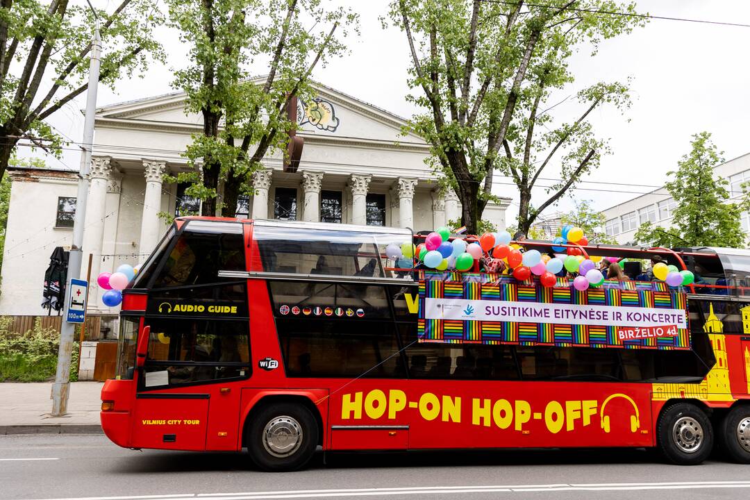 Pajudėjo „Baltic Pride“ Vaivorykštės autobusas