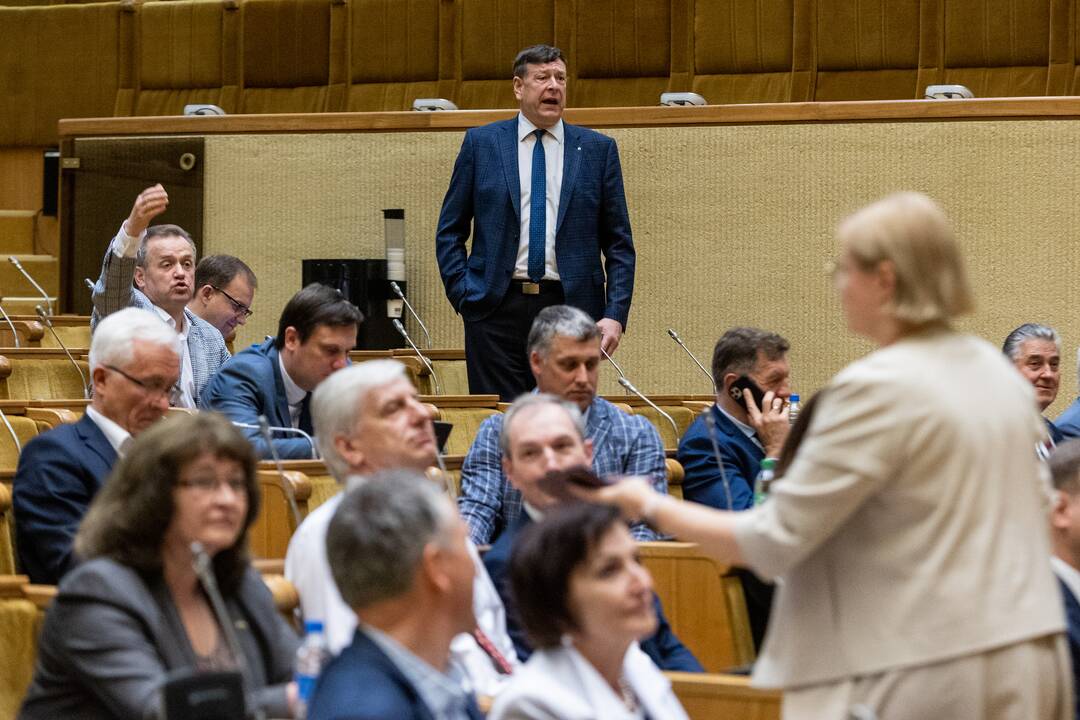 Opozicijos protestas: dirba kitoje salėje