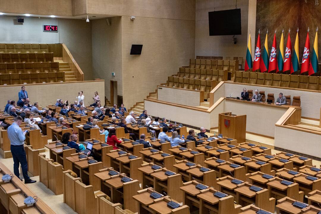 Opozicijos protestas: dirba kitoje salėje