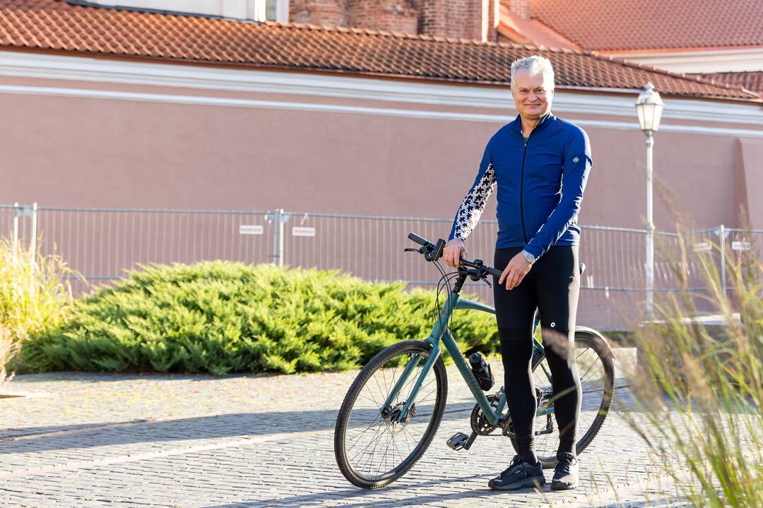 Prezidentas į darbą važiavo dviračiu