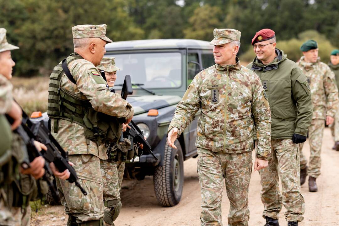 V. Rupšys lankė karius, saugančius valstybės sieną