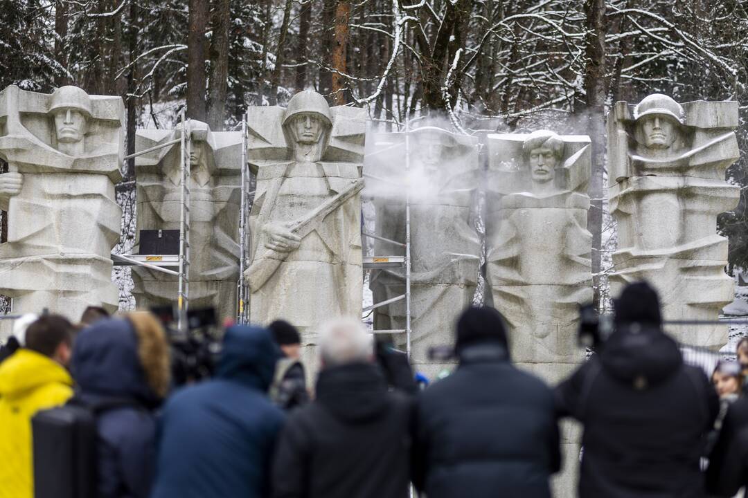 Antakalnio kapinėse ardomos sovietinės stelos