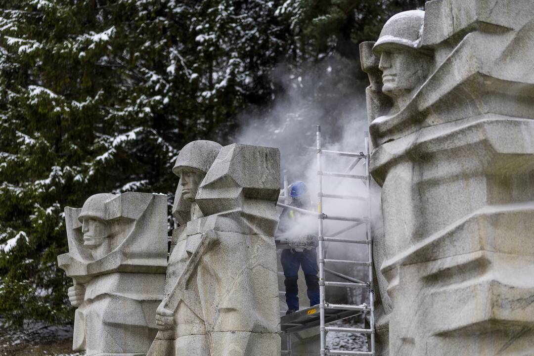 Antakalnio kapinėse ardomos sovietinės stelos