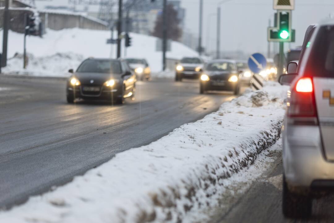 Lietuvoje eismą apsunkino plikledis