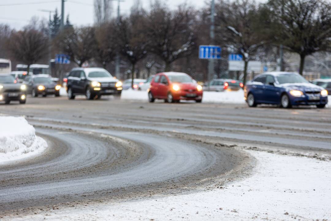 Lietuvoje eismą apsunkino plikledis