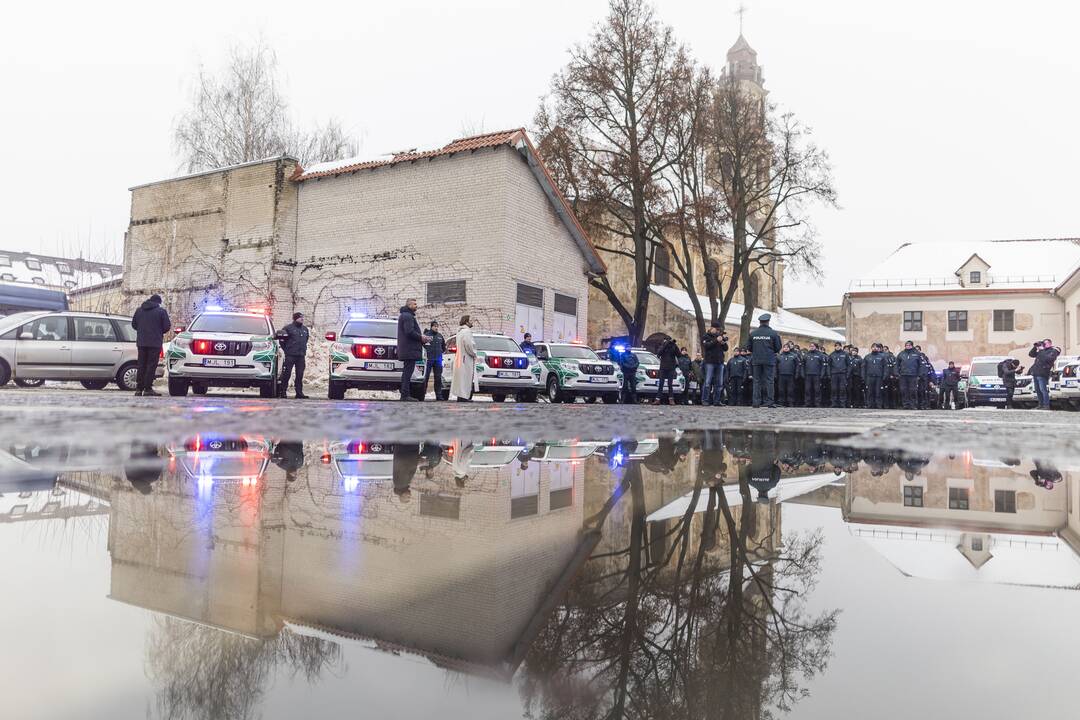 Policijos pareigūnams perduoti nauji tarnybiniai automobiliai