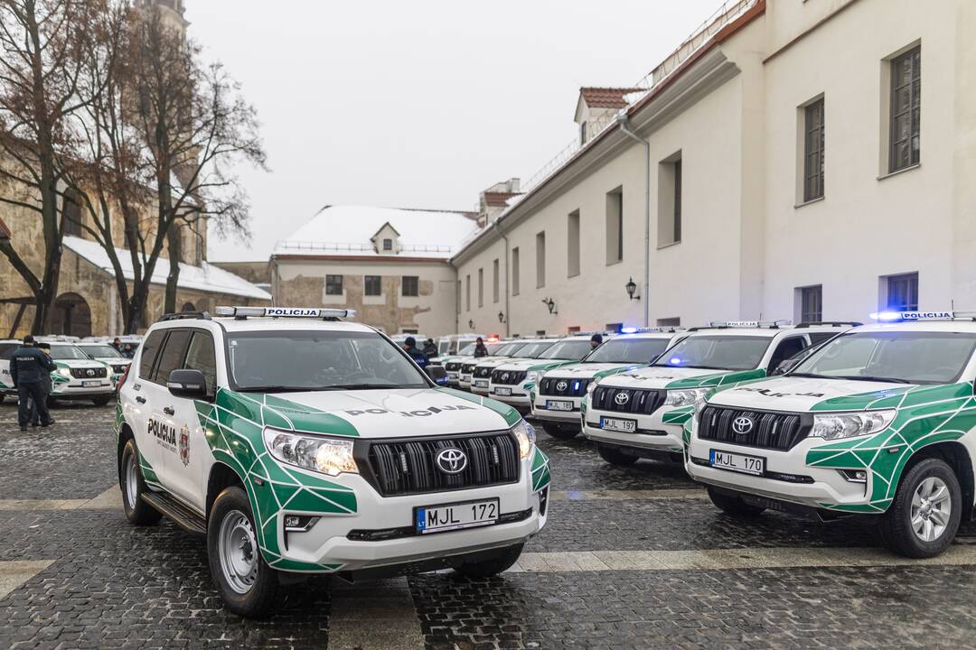 Policijos pareigūnams perduoti nauji tarnybiniai automobiliai