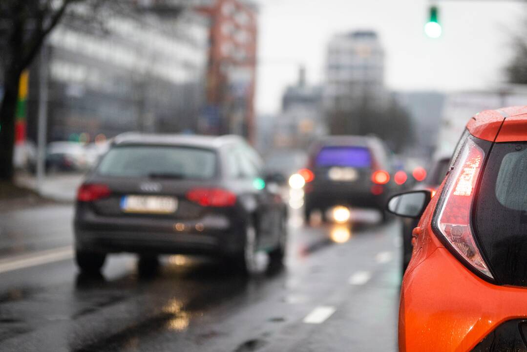 Rinkitės saugų greitį: naktį eismo sąlygas sunkins plikledis ir snygis