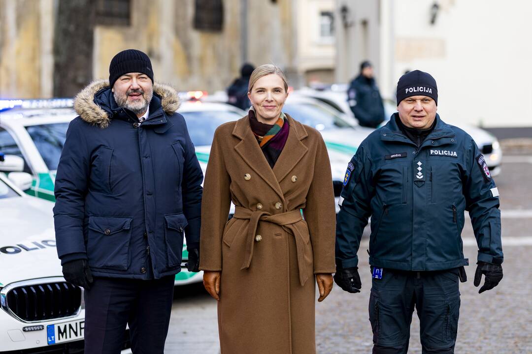 Policijai perduota NATO viršūnių susitikimui įsigytų automobilių