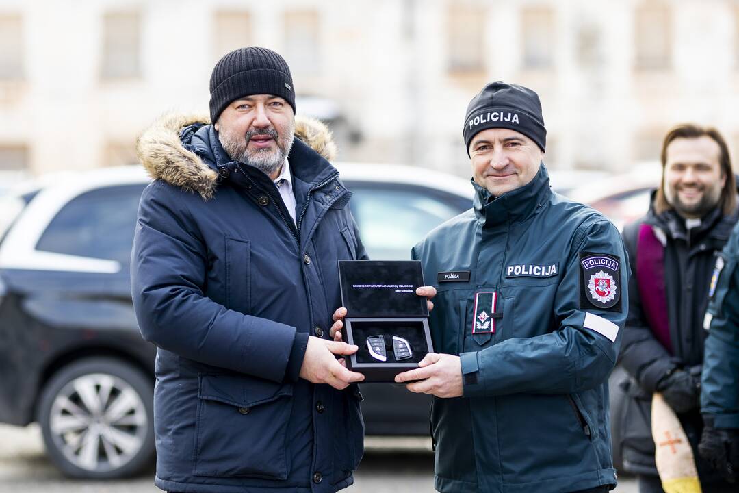 Policijai perduota NATO viršūnių susitikimui įsigytų automobilių