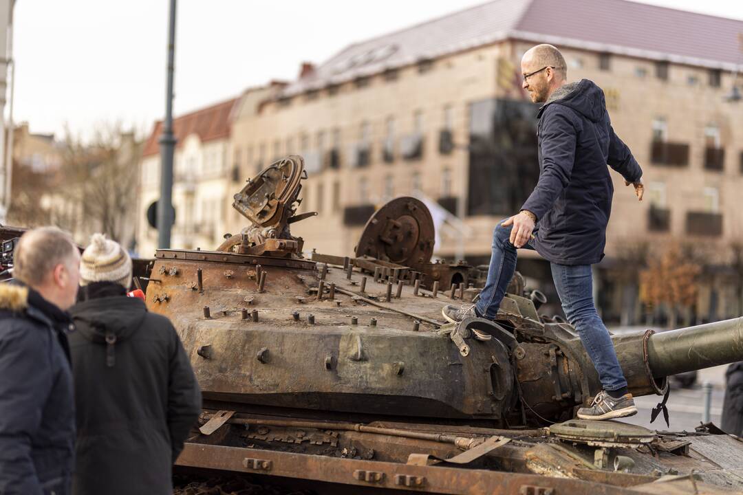 Rusų tanką apipurškė dažais