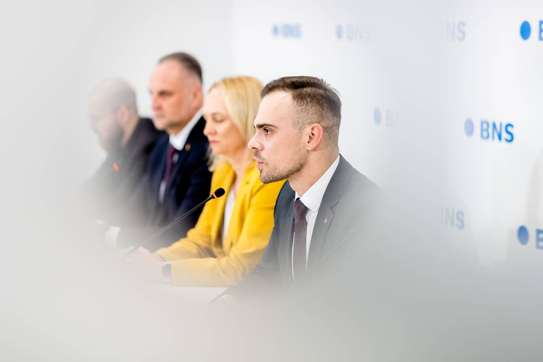 Partijų spaudos konferencijos po pirmojo rinkimų turo