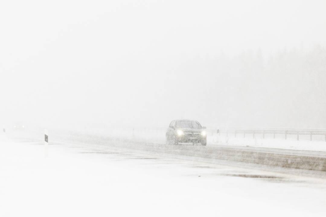 Lietuvoje eismo sąlygas sunkino gausūs krituliai