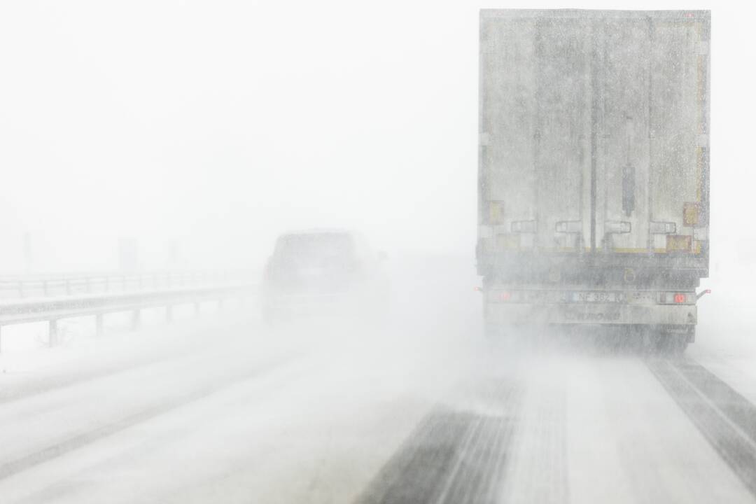 Lietuvoje eismo sąlygas sunkino gausūs krituliai