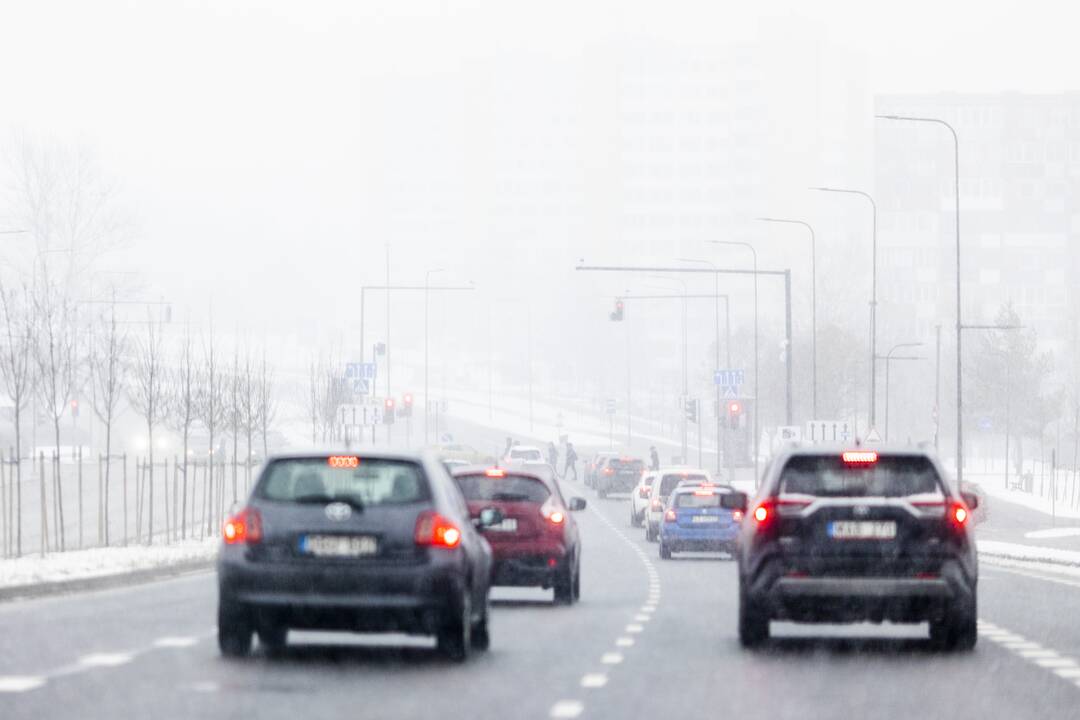 Lietuvoje eismo sąlygas sunkino gausūs krituliai