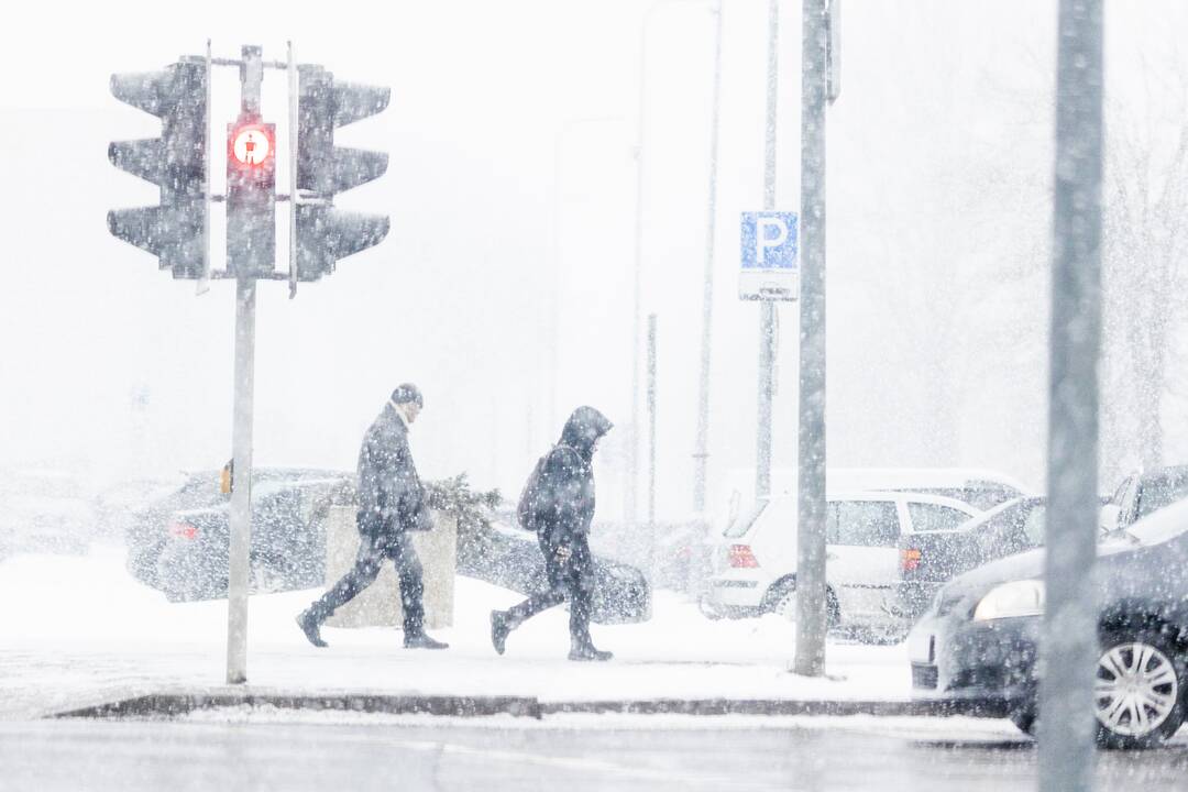 Lietuvoje eismo sąlygas sunkino gausūs krituliai