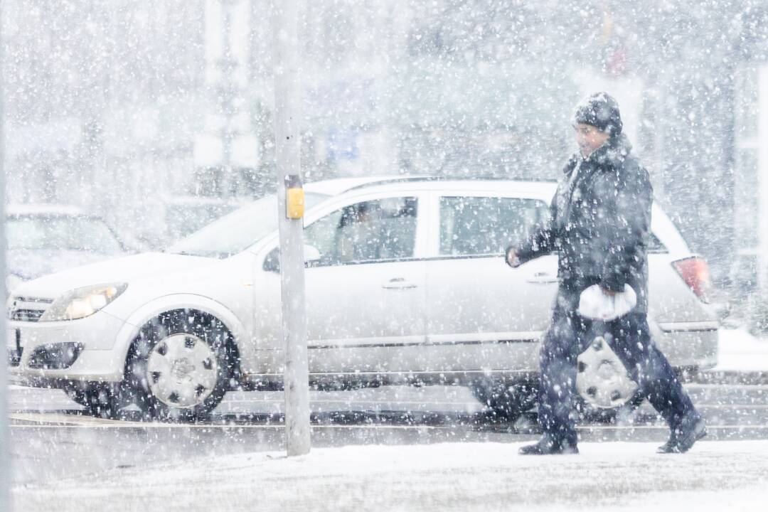 Lietuvoje eismo sąlygas sunkino gausūs krituliai