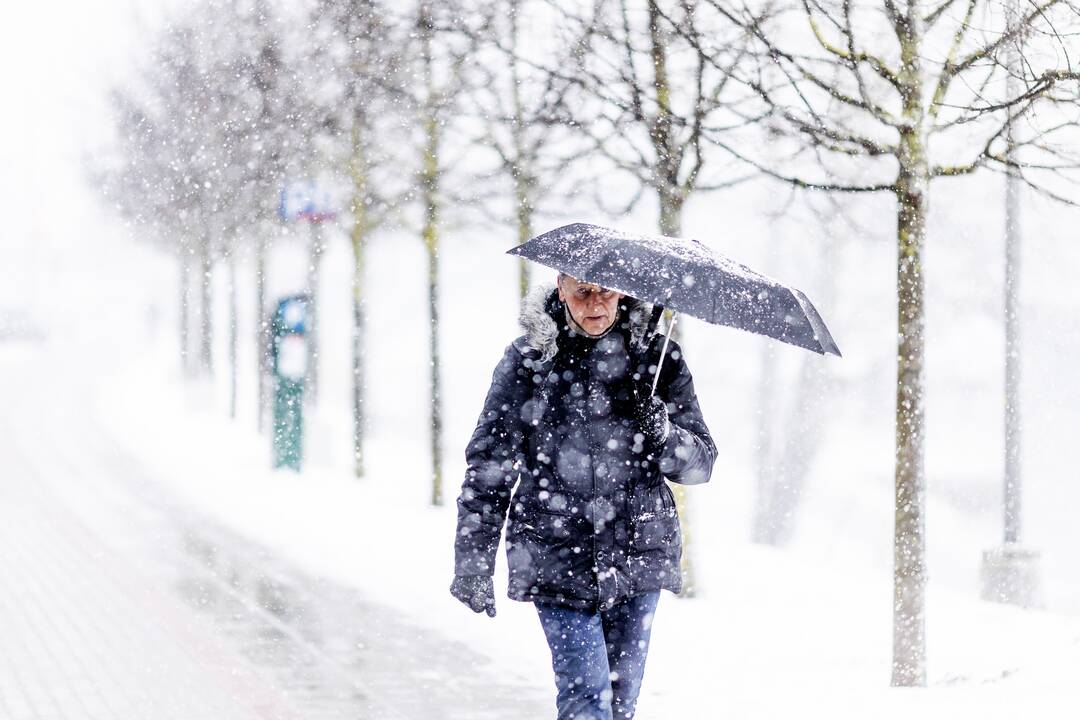 Lietuvoje eismo sąlygas sunkino gausūs krituliai