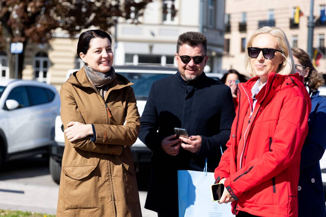 Ministrė išlydėjo Raudonojo Kryžiaus savanorių ekipažą
