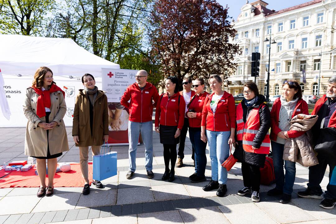 Ministrė išlydėjo Raudonojo Kryžiaus savanorių ekipažą
