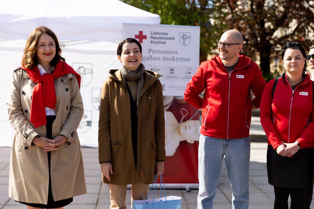 Ministrė išlydėjo Raudonojo Kryžiaus savanorių ekipažą