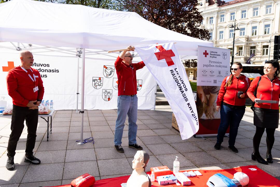 Ministrė išlydėjo Raudonojo Kryžiaus savanorių ekipažą