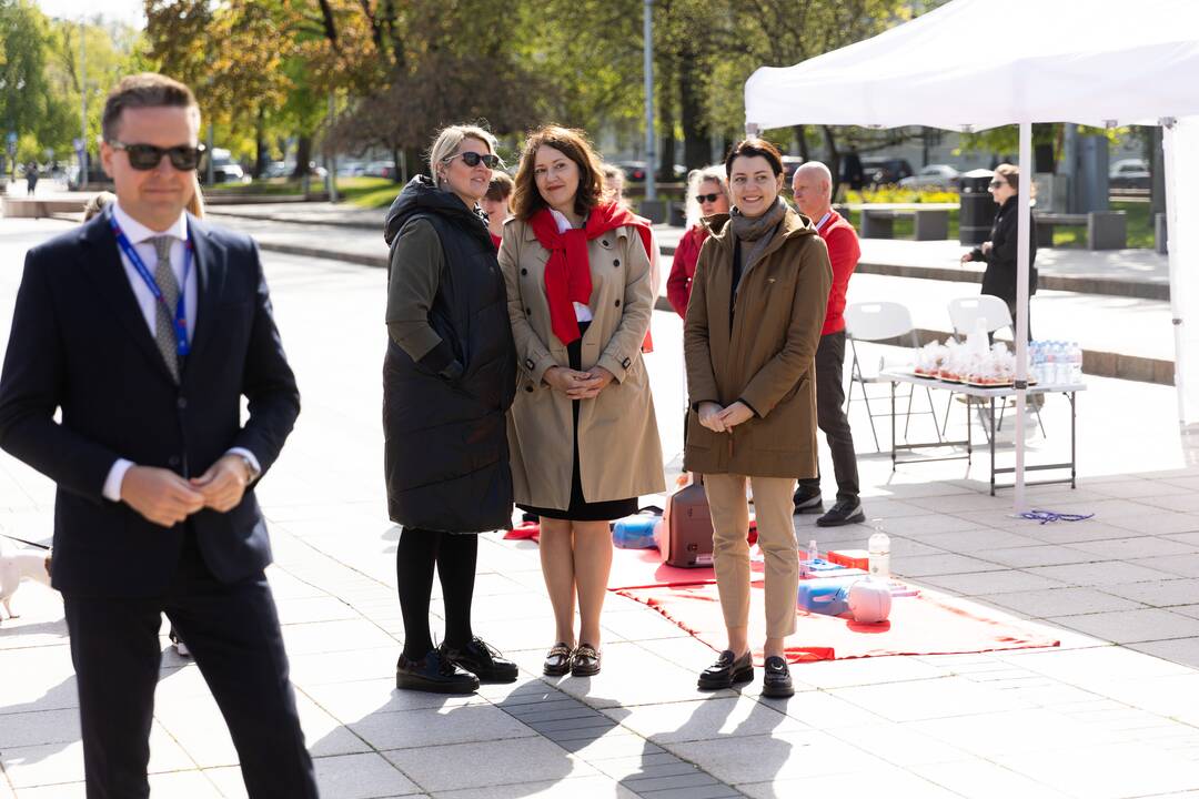 Ministrė išlydėjo Raudonojo Kryžiaus savanorių ekipažą
