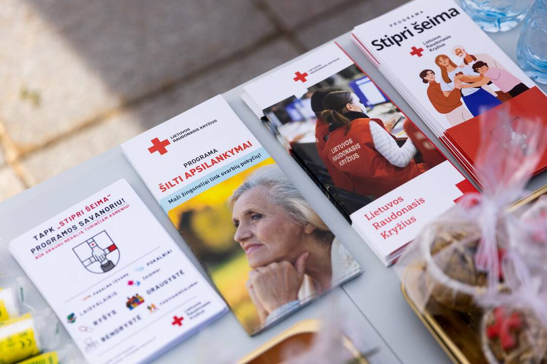 Ministrė išlydėjo Raudonojo Kryžiaus savanorių ekipažą
