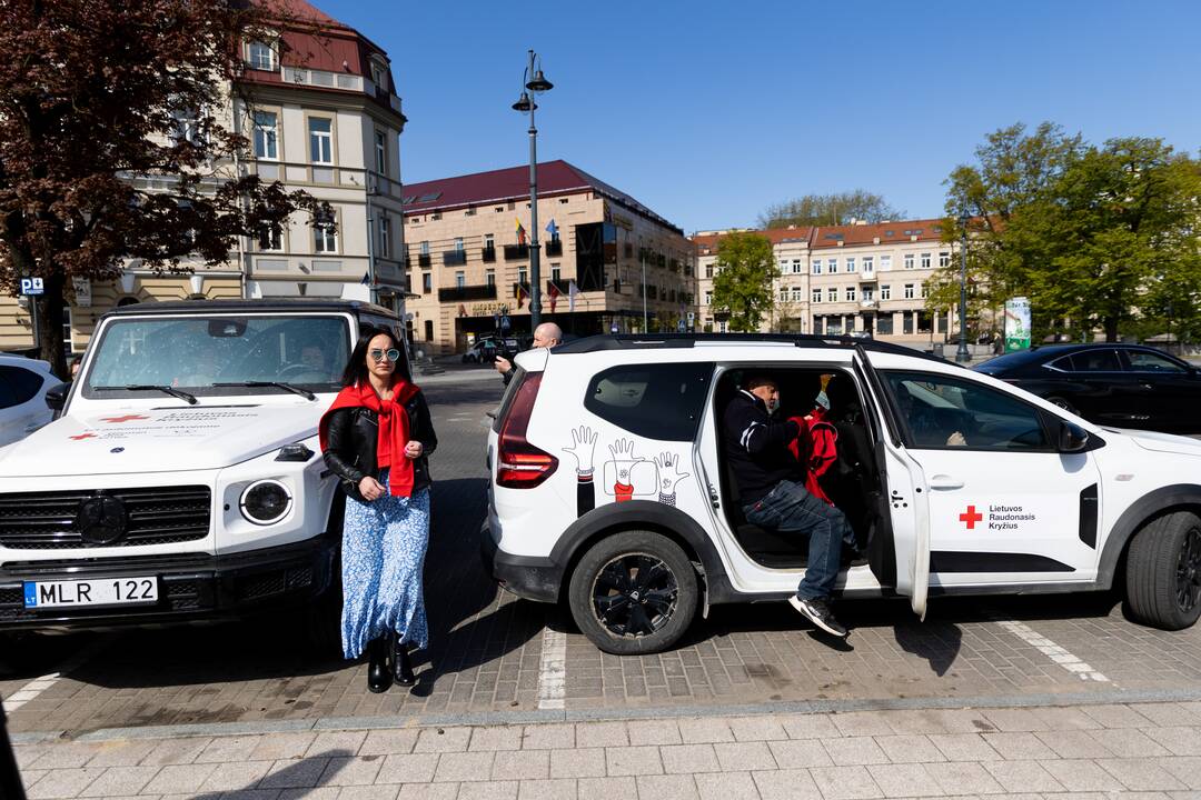 Ministrė išlydėjo Raudonojo Kryžiaus savanorių ekipažą