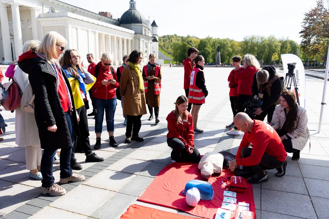 Ministrė išlydėjo Raudonojo Kryžiaus savanorių ekipažą
