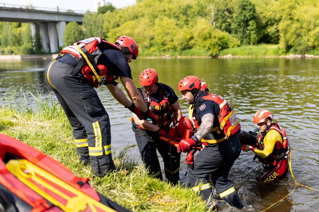 Ugniagesiai gelbėtojai pademonstravo naują gelbėjimo įrangą