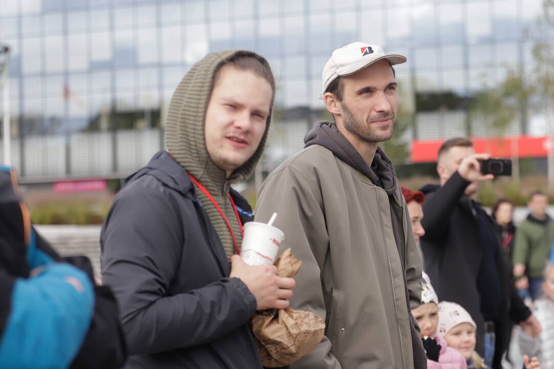 Judėjimo sveikuoliai okupavo Vienybės aikštę
