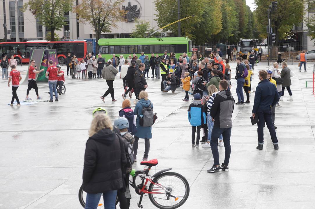 Judėjimo sveikuoliai okupavo Vienybės aikštę