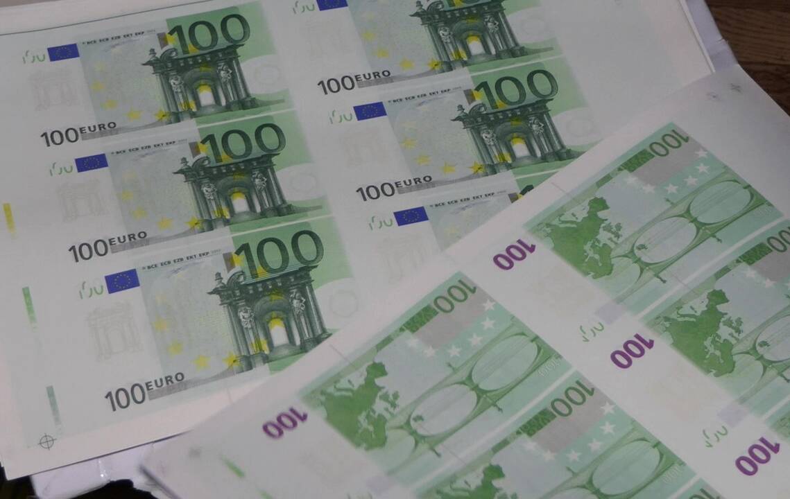Bulgarijoje konfiskuoti milijonai padirbtų eurų ir dolerių
