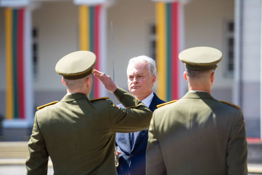Prezidentas dalyvauja pirmojo karininko laipsnio suteikimo ceremonijoje